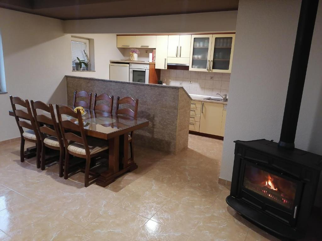 顿吉普罗洛扎克Holiday home Filip i Petra的客房内的厨房配有桌子和炉灶
