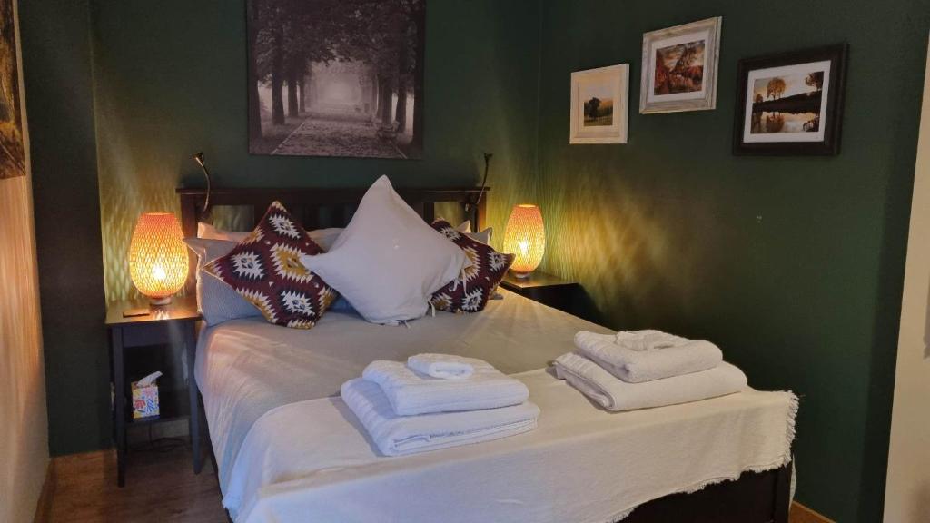 WillandThe Orchards Guest Suite的一间卧室配有带毛巾的床