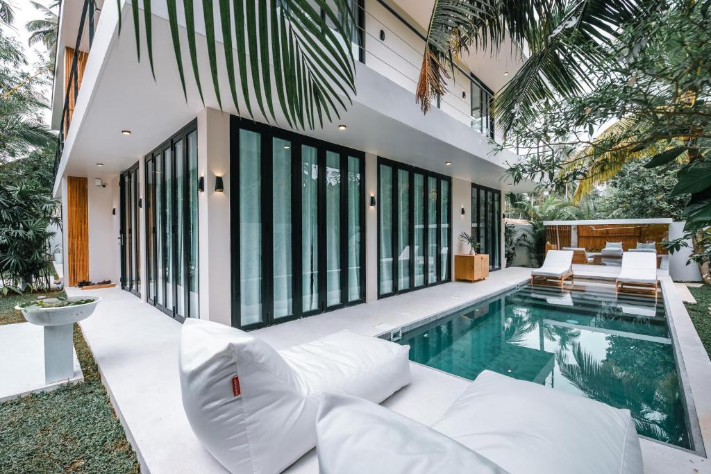 阿杭格默Terra Villas的一座带游泳池和白色家具的房屋
