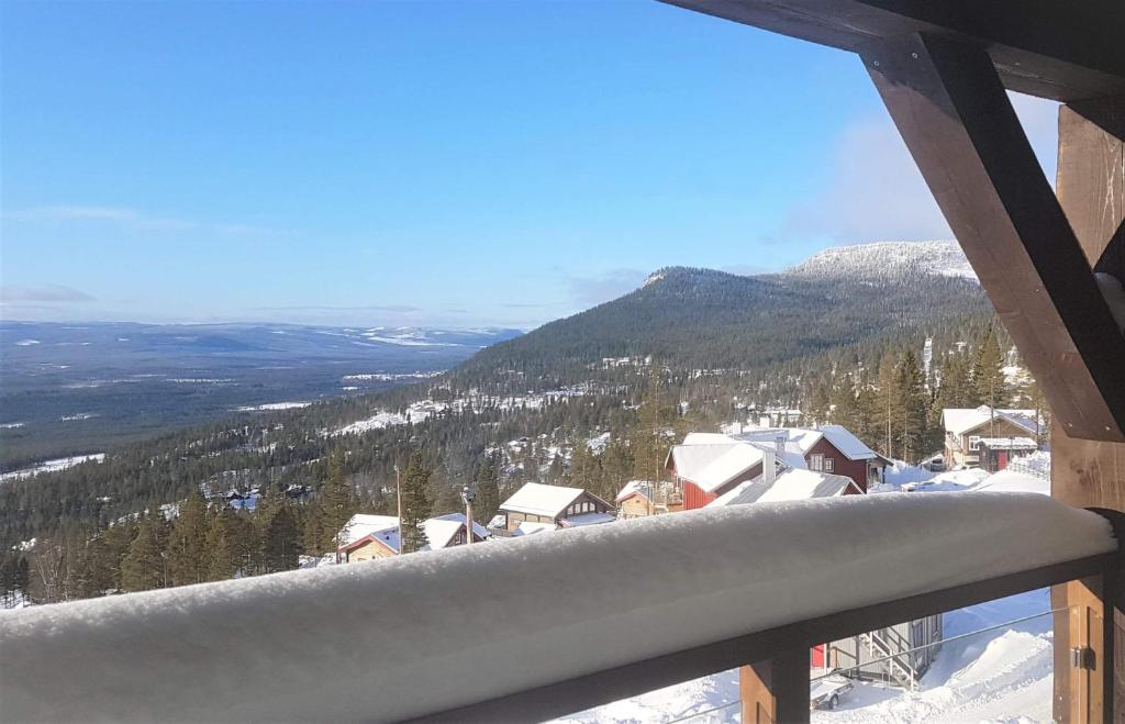 韦姆达伦Björnrike Vemdalen utsikt över Sonfjället的从阳台上可欣赏到雪覆盖的山脉景色