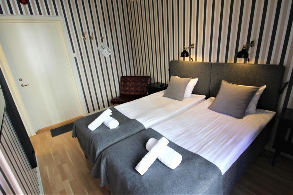 诺尔雪平Vattengrändens Vandrarhem & Hotel的一间卧室配有一张大床,上面有两个白色的十字架
