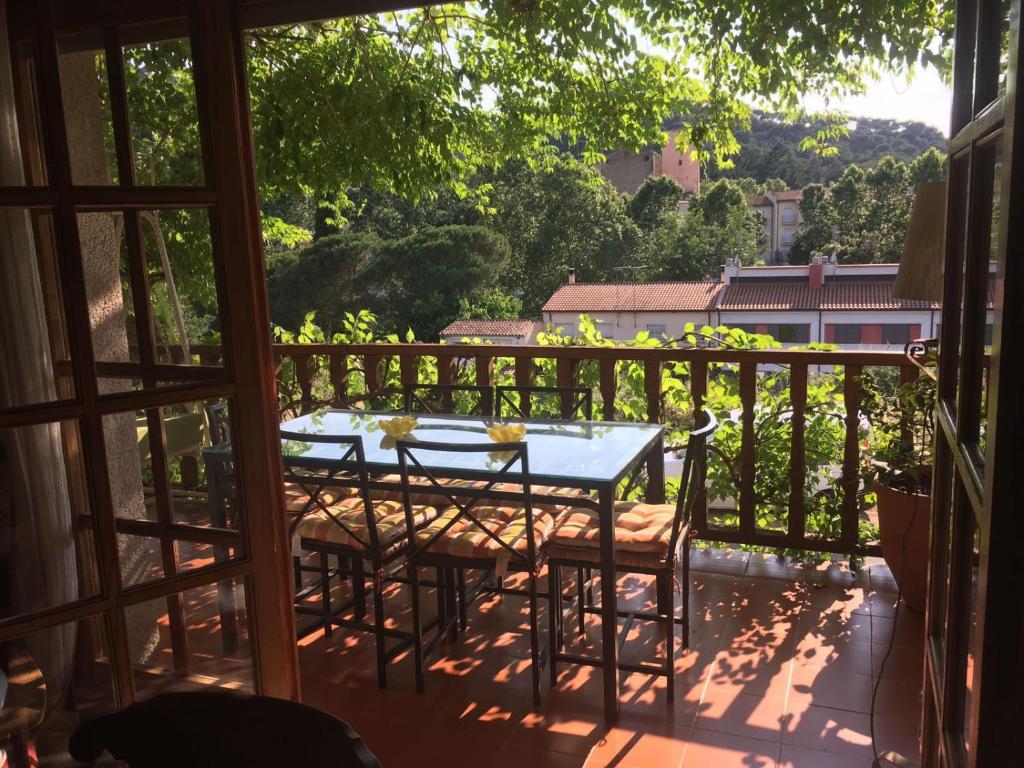 巴塞罗那Vacaciones en maresme casa para 7 personas的阳台的天井配有桌椅