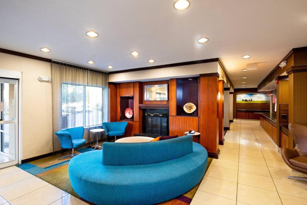 巴特尔克里克巴特尔克里克费尔菲尔德客栈的客厅配有蓝色的沙发和椅子