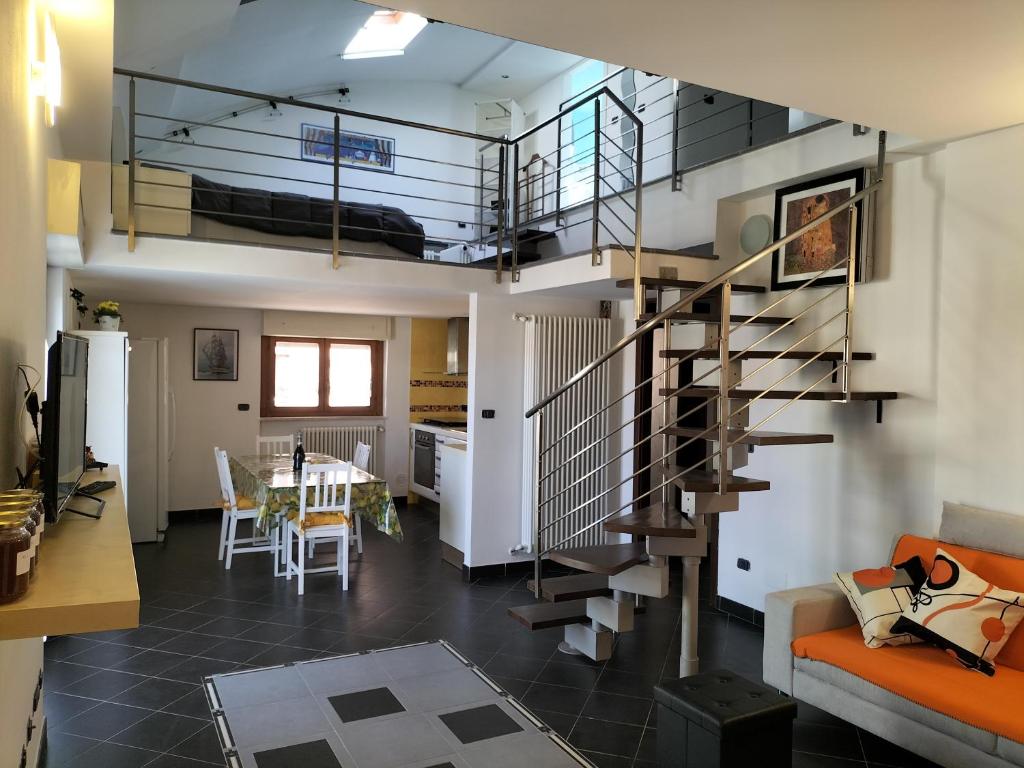 拉波拉诺泰尔梅Terme a portata di mano.的客厅和带螺旋楼梯的厨房