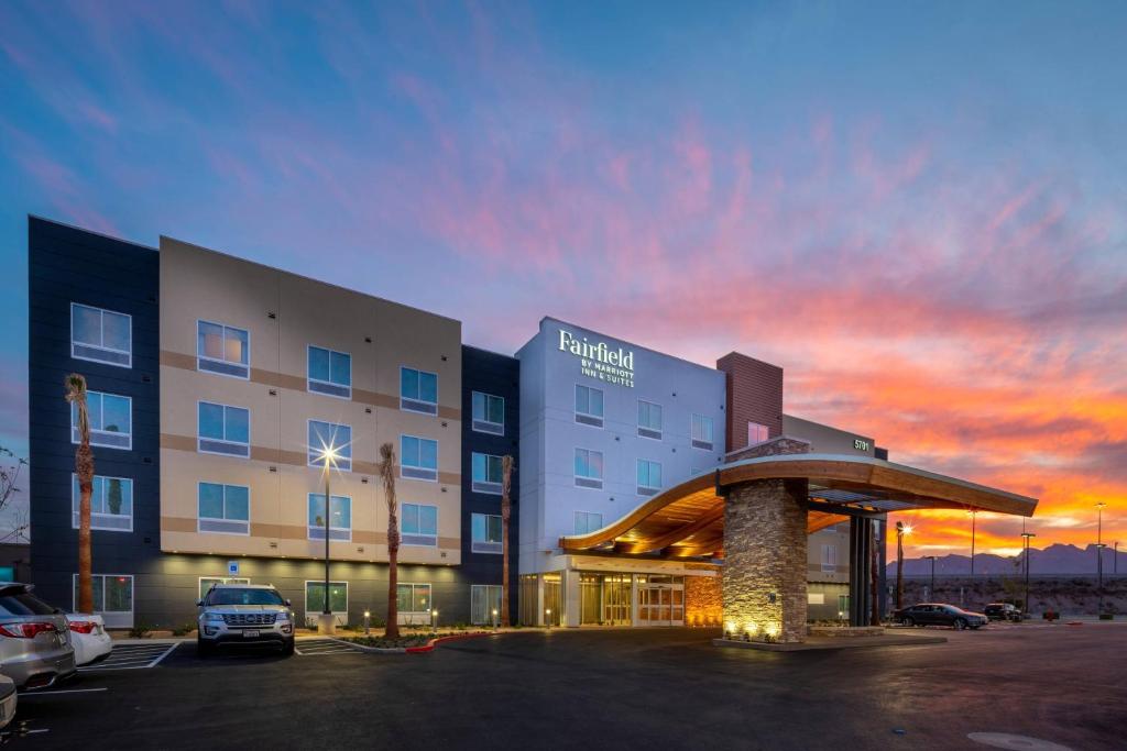 拉斯维加斯Fairfield Inn & Suites Las Vegas Northwest的大楼前有停车位的酒店