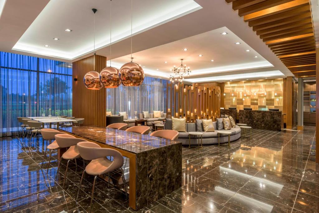波哥大波哥大机场万怡酒店的大堂设有桌椅和沙发。