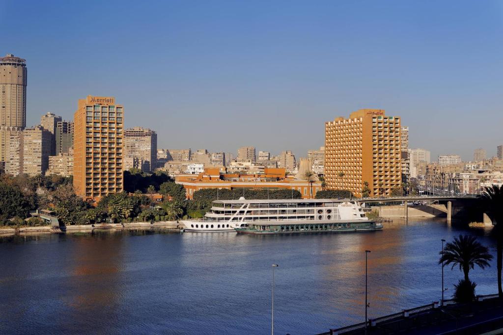 开罗开罗万豪酒店及奥马尔海亚姆赌场的城市河流上的一艘大船