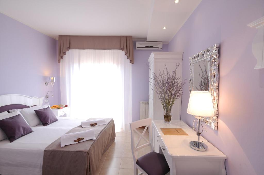 蒙特普齐亚诺伊都耶奇尼酒店的一间卧室配有一张床和一张带台灯的桌子