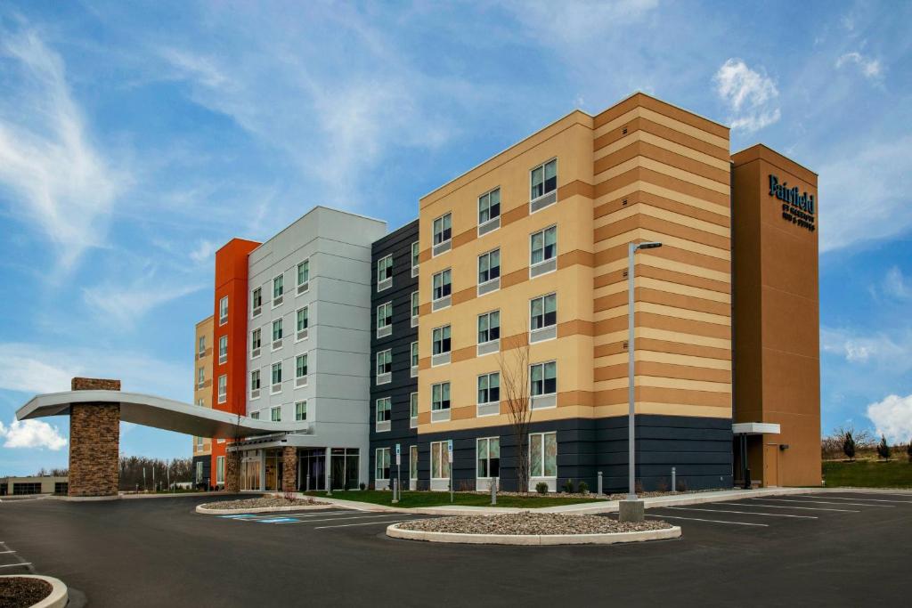 梅卡尼克斯堡Fairfield by Marriott Inn & Suites Harrisburg West/Mechanicsburg的停车场里酒店 ⁇ 染