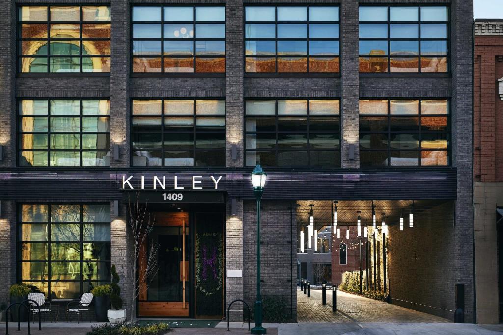 查塔努加Kinley Chattanooga Southside, a Tribute Portfolio Hotel的砖砌建筑,设有进入柯克利的入口