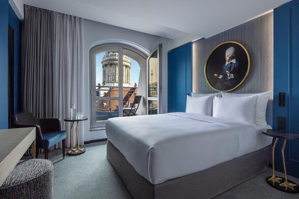 柏林Hotel Luc, Autograph Collection的酒店客房设有床和窗户。