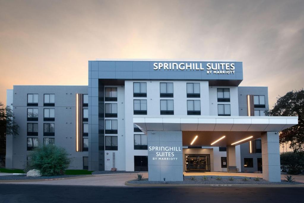奥斯汀SpringHill Suites by Marriott Austin The Domain Area的带有读Spinilli套房标志的建筑
