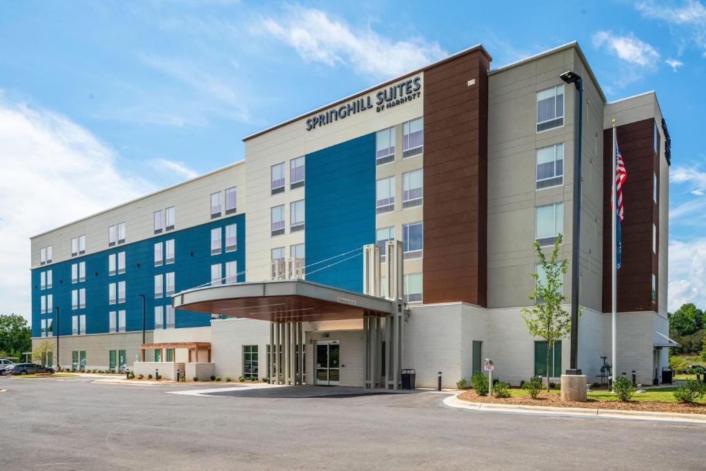 夏洛特SpringHill Suites by Marriott Charlotte Airport Lake Pointe的酒店前方的 ⁇ 染