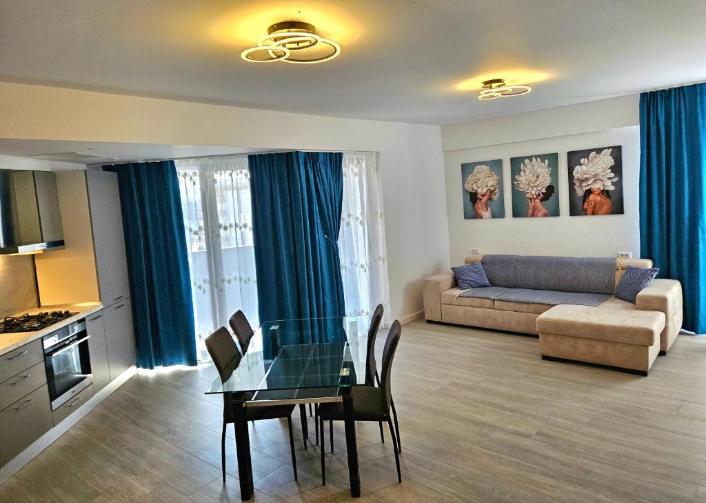 拉姆尼库沃尔恰Apartament Ștrand的客厅配有玻璃桌和沙发