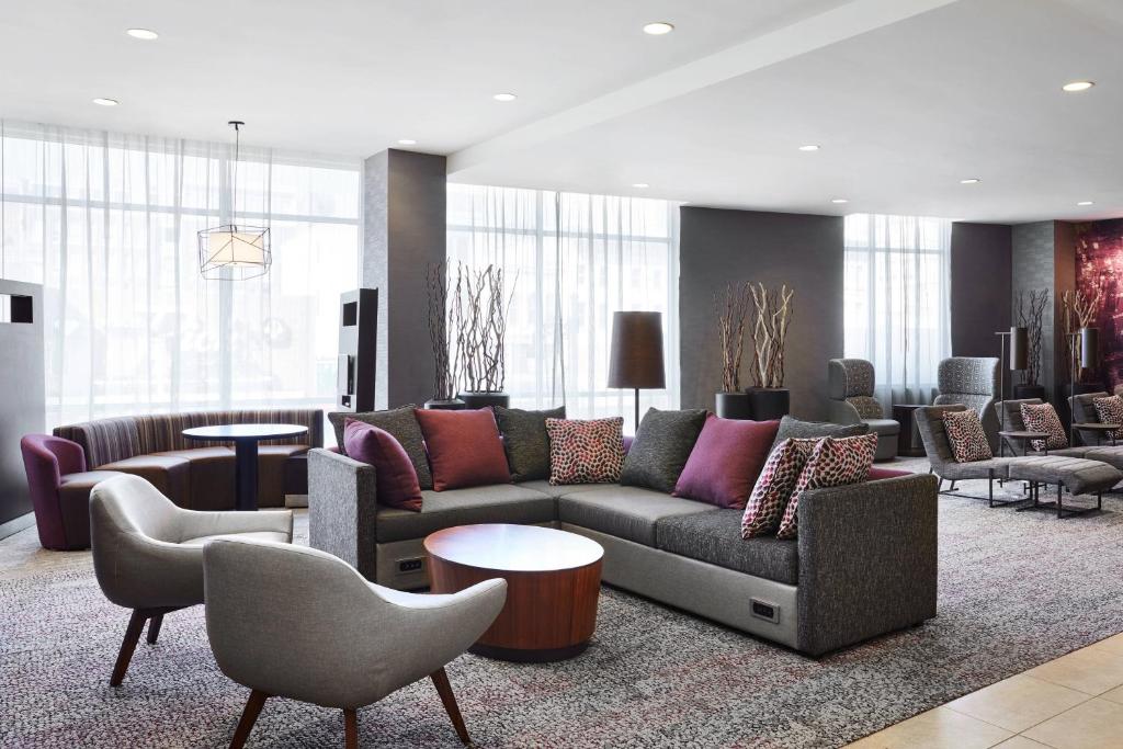 纽瓦克纽瓦克市中心万怡酒店的客厅配有沙发、椅子和桌子
