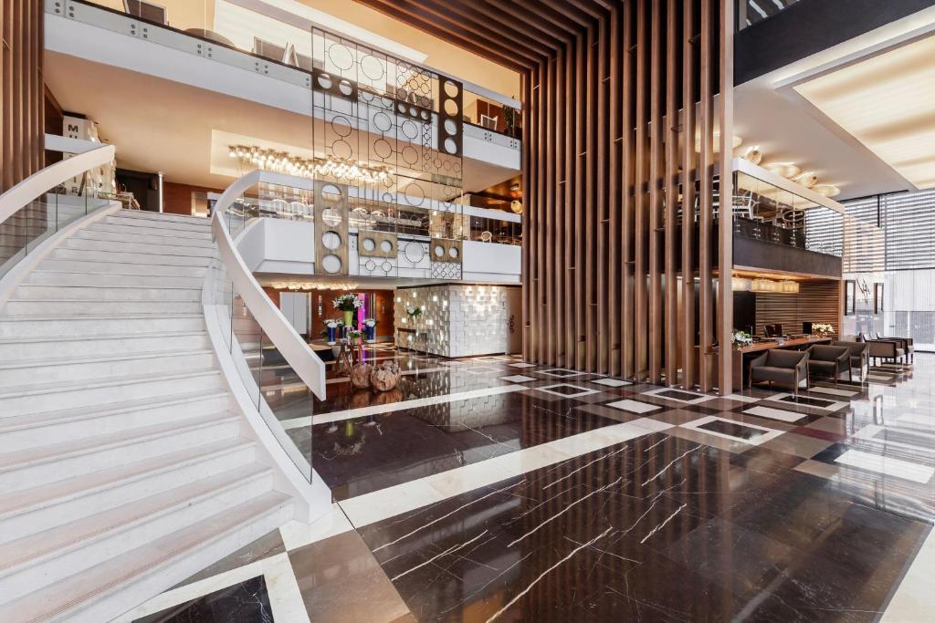 多哈Four Points by Sheraton Doha的大楼内带楼梯的大堂
