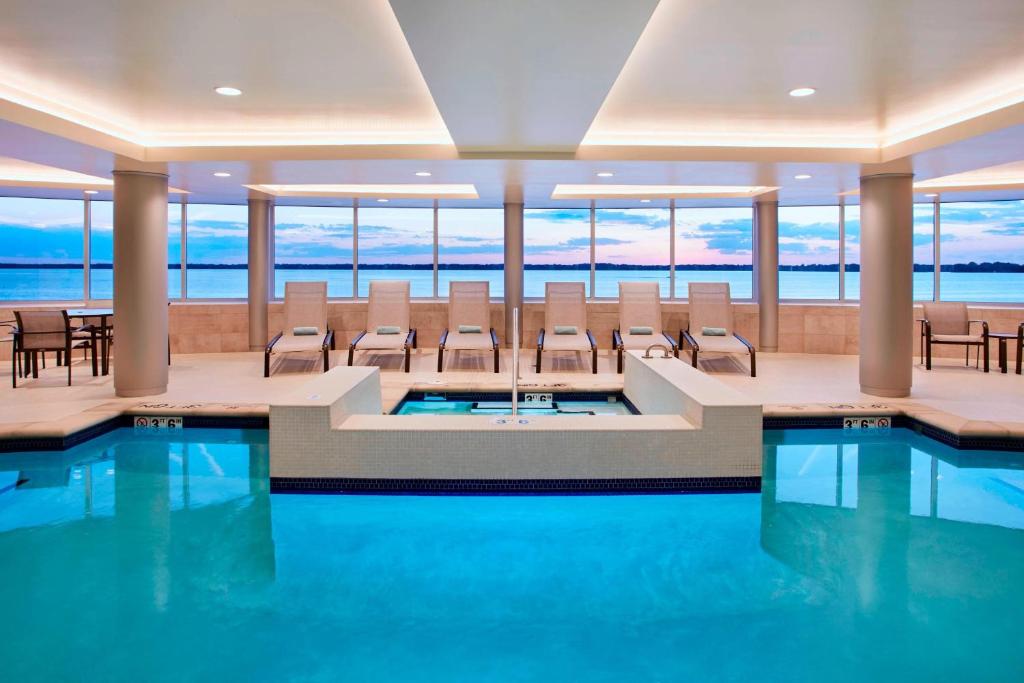 伊利伊利湖湾万怡酒店的一座配有桌椅的酒店游泳池