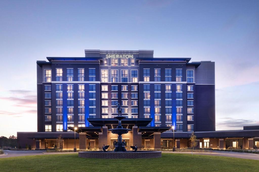 弗洛伍德Sheraton Flowood The Refuge Hotel & Conference Center的一座大型建筑,前面有一个喷泉