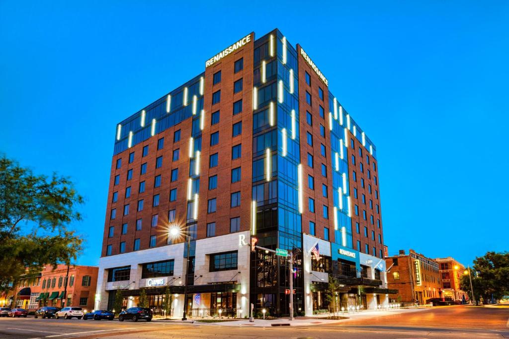 俄克拉何马城Renaissance Oklahoma City Downtown Bricktown Hotel的夜幕降临的城市街道上一座高楼