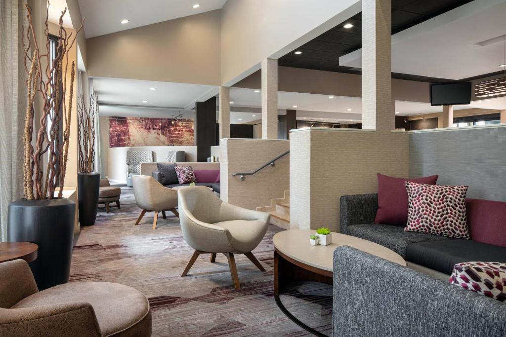 弗里蒙特弗里蒙特硅谷万怡酒店的大堂配有沙发、椅子和桌子
