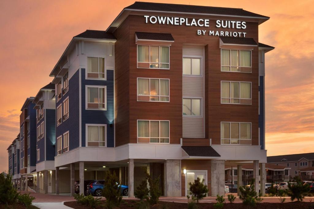 斩魔山TownePlace Suites by Marriott Outer Banks Kill Devil Hills的玛瑞特酒店 ⁇ 染塔楼里山脊套房