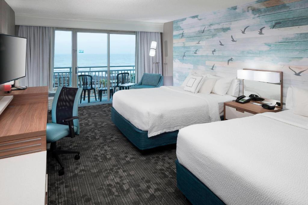 卡罗来纳比奇卡罗莱纳卡特雅德海滩公寓的酒店客房设有两张床和一个阳台。