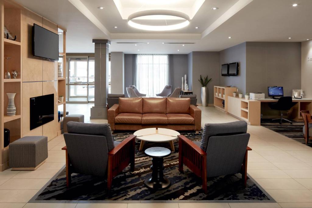 多瓦尔蒙特利尔机场费尔菲尔德万豪套房酒店的客厅配有沙发和桌椅