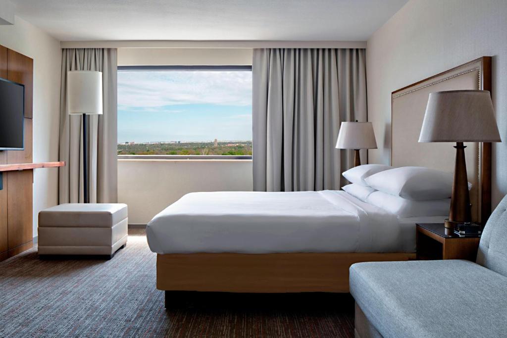 圣安东尼奥San Antonio Marriott Northwest Medical Center的酒店客房设有两张床和大窗户。