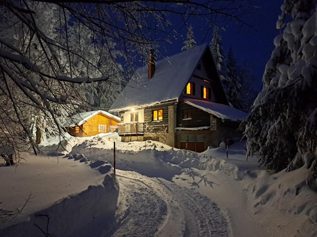 代尔尼采Kuća za odmor Curl的夜晚有雪覆盖的房子