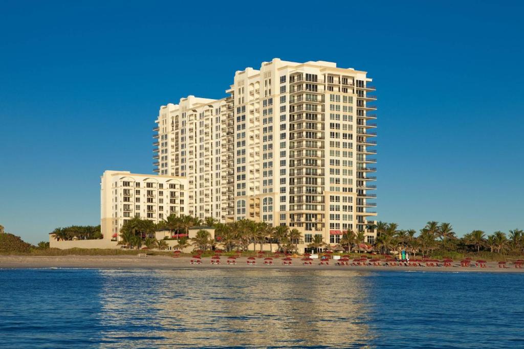 棕榈滩海岸笙歌岛棕榈滩万豪度假酒店暨Spa的海边的白色大建筑