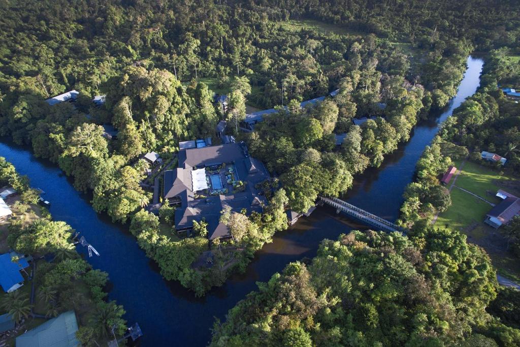 姆鲁姆鲁万豪度假酒店的河中房屋的空中景观