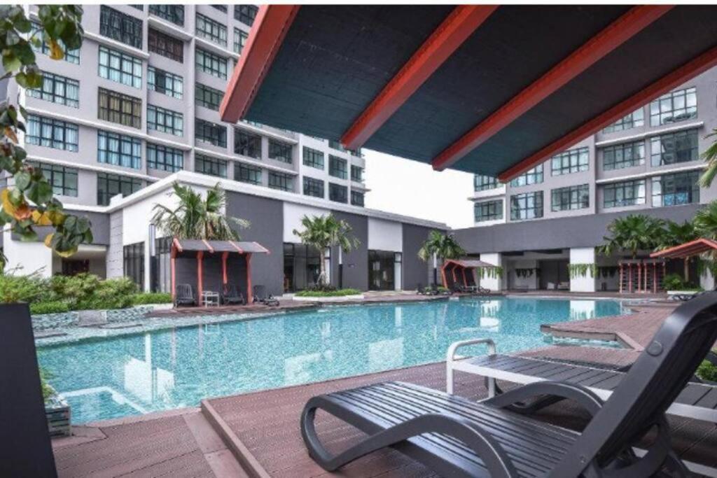 普特拉贾亚CheeAyu@ Putrajaya IOI Resort的大楼前的游泳池