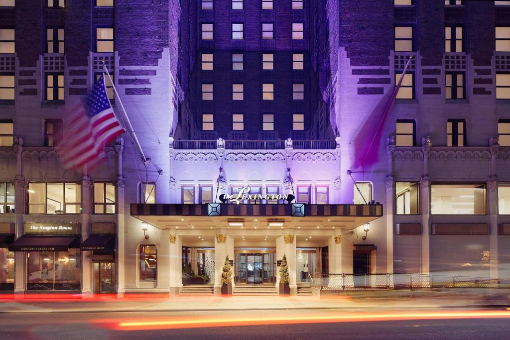 纽约The Lexington Hotel, Autograph Collection的前面有美国国旗的建筑