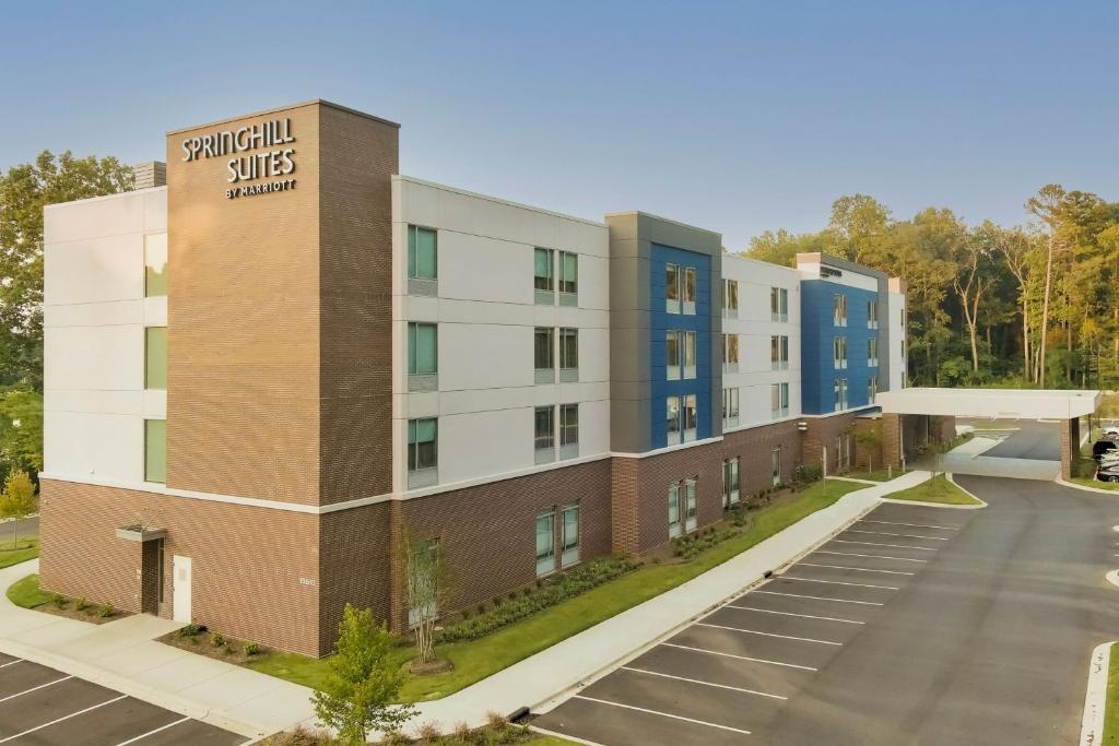 亨特斯维尔SpringHill Suites by Marriott Charlotte Huntersville的享有大楼空中景色,设有停车场