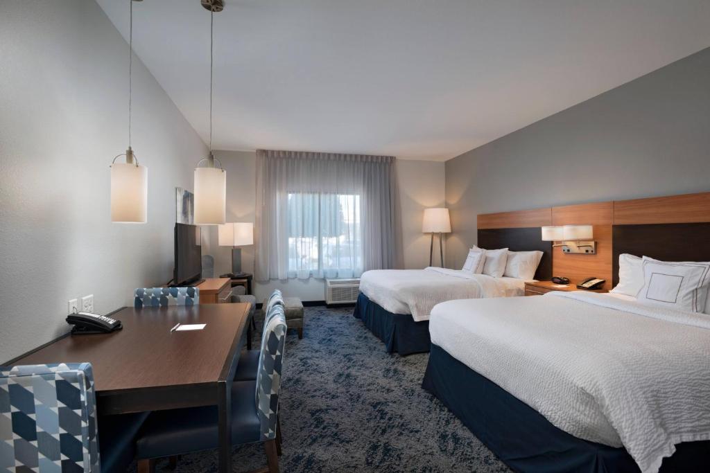 门罗梦露万豪广场套房酒店的酒店客房配有两张床和一张书桌