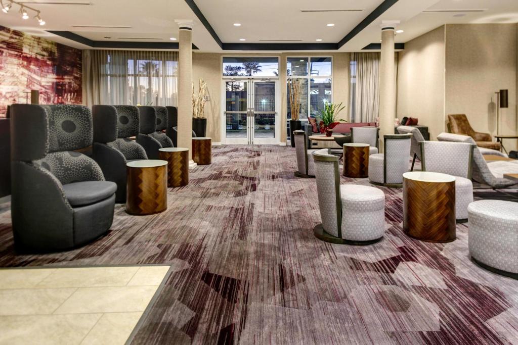 格雷特纳新奥尔良西岸/格雷特纳万怡酒店的大堂配有沙发、椅子和桌子