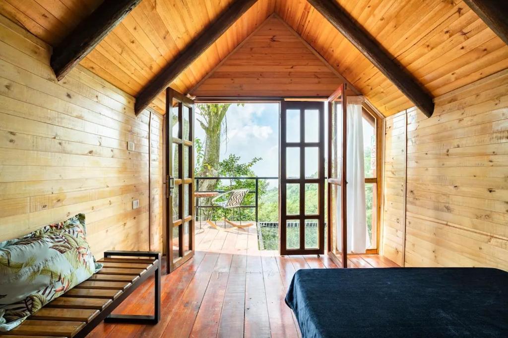 圣玛尔塔Hostal Ana的木制客房 - 带一张床和一个阳台