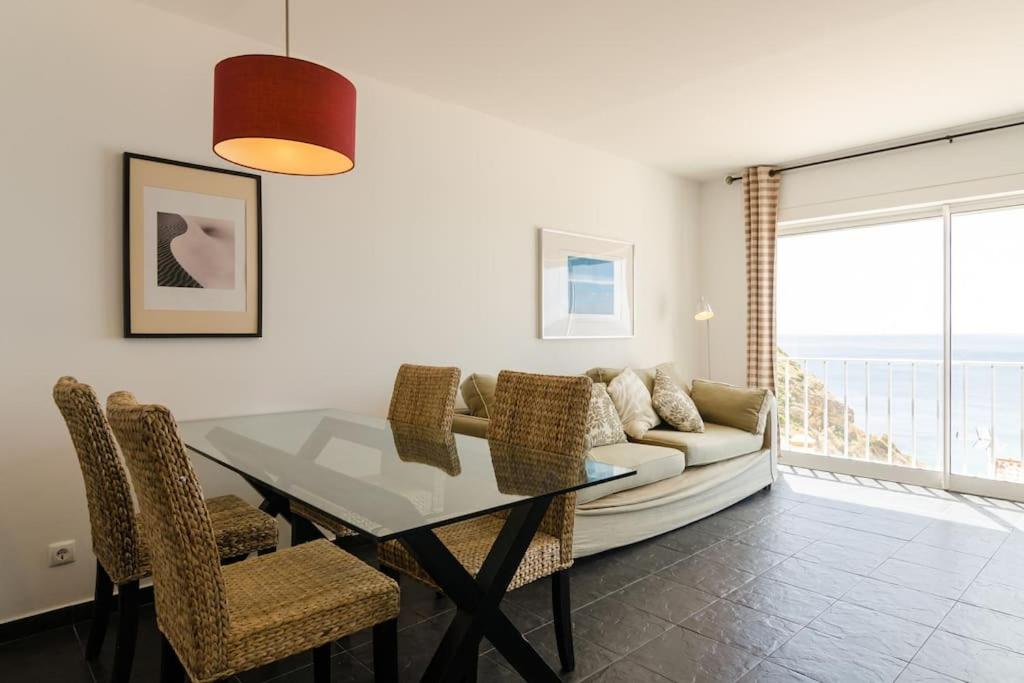 布尔高apartment with amazing sea view的一间带桌椅和沙发的用餐室