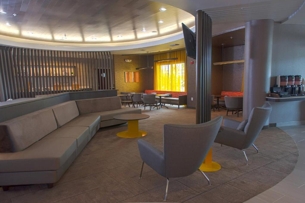 皮尔兰休斯敦皮尔兰春季山丘套房酒店的大堂配有沙发、椅子和桌子