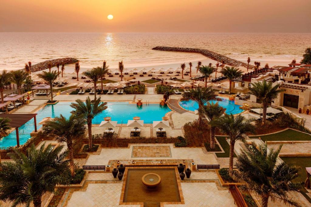 阿吉曼Ajman Saray, a Luxury Collection Resort, Ajman的享有带游泳池和海洋的度假村的空中景致