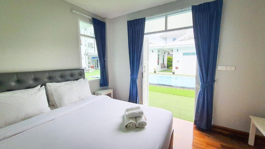 七岩Bianco House Resort的一间卧室设有一张床和一个大窗户