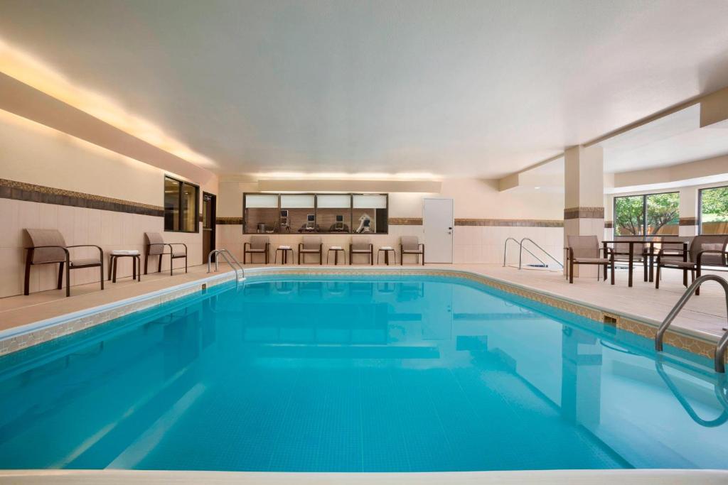 斯普林菲尔德斯普林菲尔德万怡酒店的一座配有桌椅的酒店游泳池