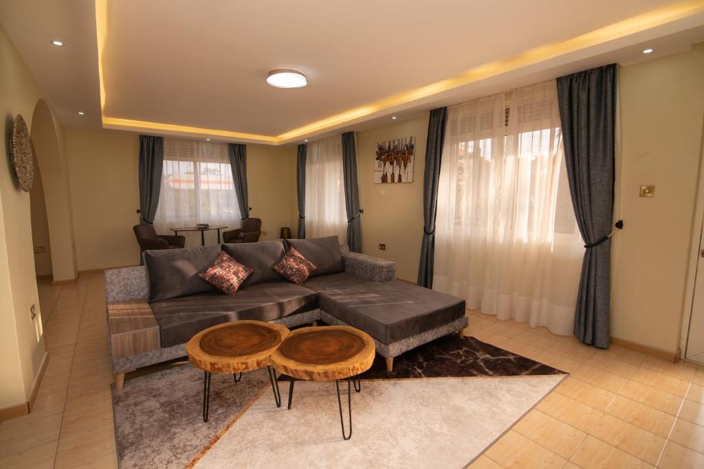 坎帕拉Olori Rentals的客厅配有沙发和桌子