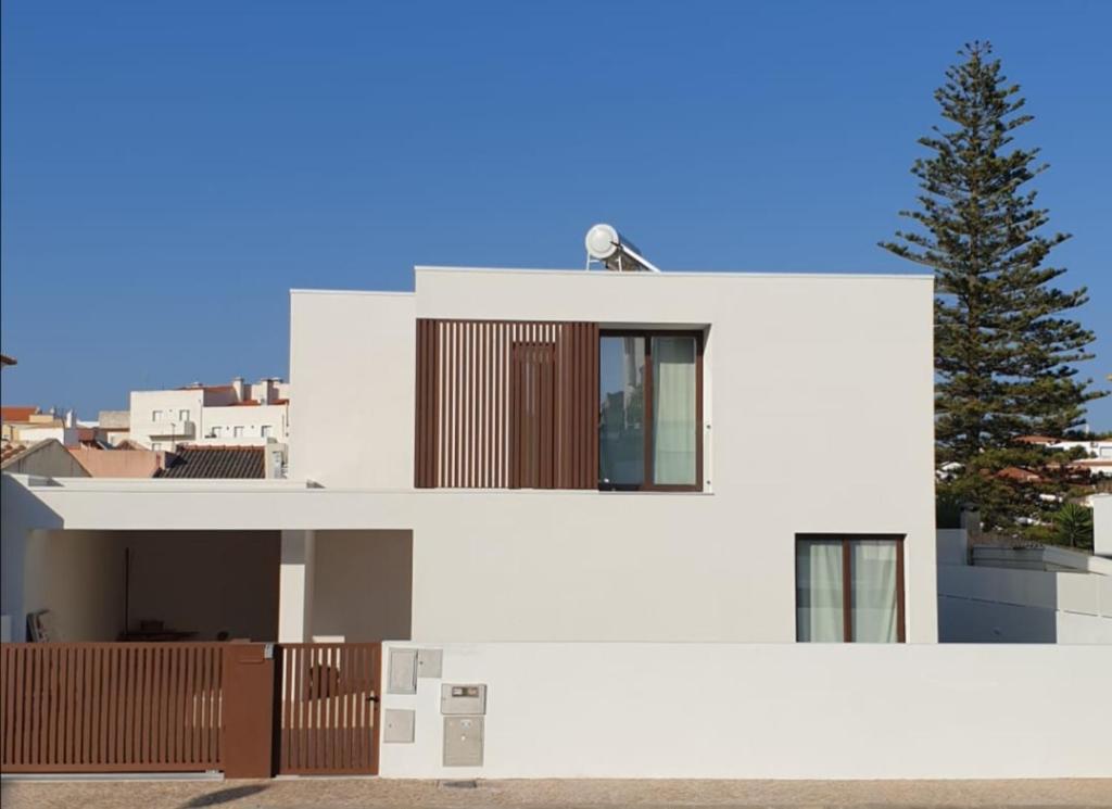 阿尔坎塔里利亚Villa Algarve的前面有一棵树的白色房子