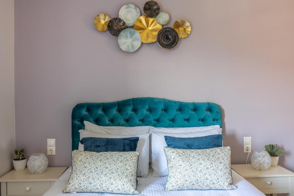 阿默达拉-伊拉克利翁Anna Studio的一张带蓝色床头板的床和两个枕头