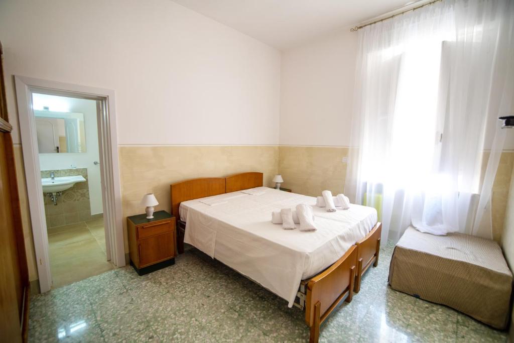 加利波利B&B Mareggiata的一间卧室配有床、水槽和镜子