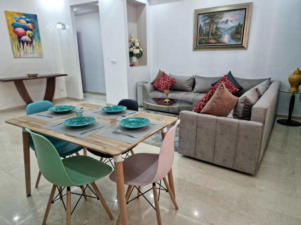 卡萨布兰卡Luxury Family House with Garden View Casablanca的客厅配有桌椅和沙发