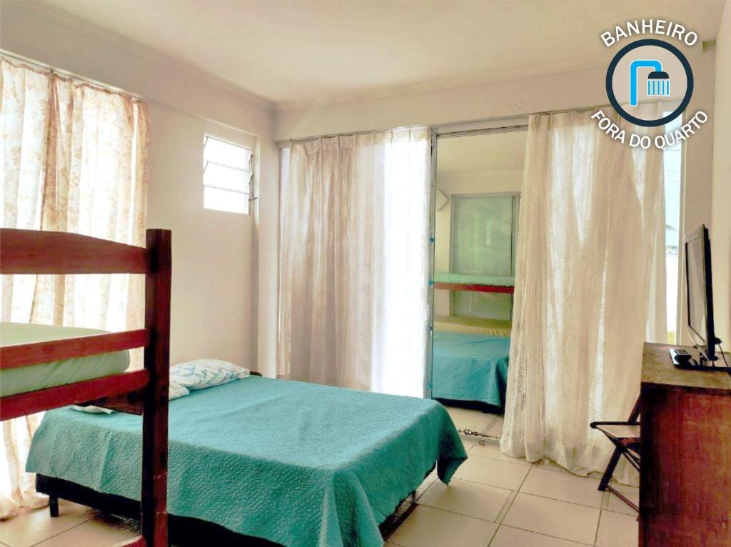 伊塔尼亚恩Pousada & Hostel Boca da Barra的一间卧室设有一张床和一个窗口