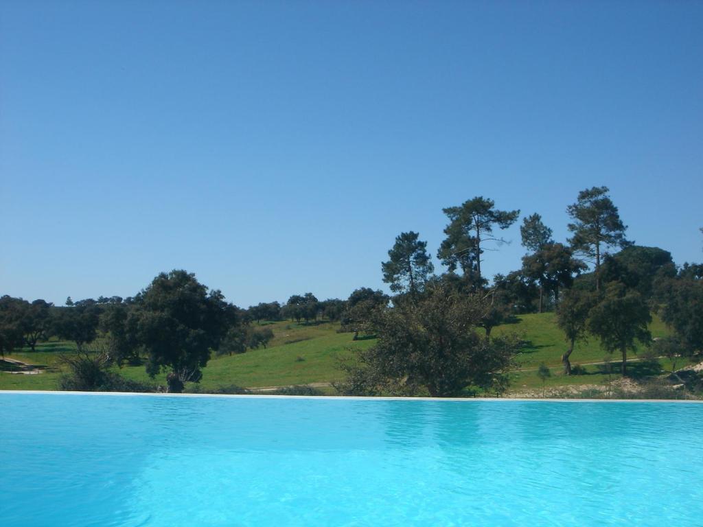 科鲁希Monte Do Areeiro的一大片蓝水,有树在背后