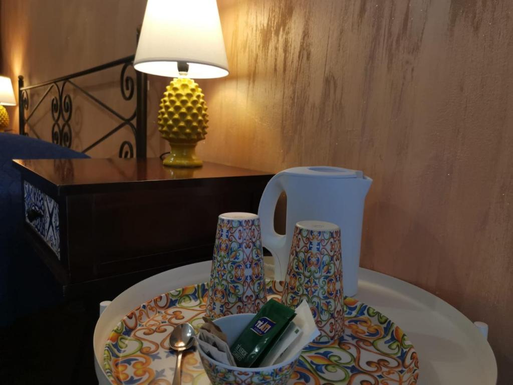 恩纳Del Centro的浴室的桌子上放有两根蜡烛的盘子